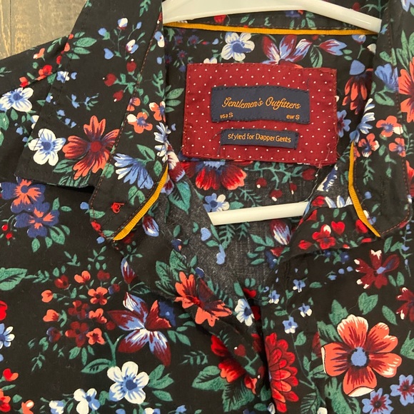 Gentlemens Outfitters button front dark floral shirt. EUC - Picture 6 of 7